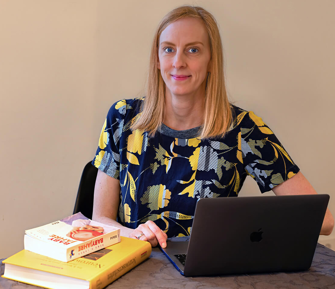 Dr. Sylvia Wigge an ihrem Schreibtisch