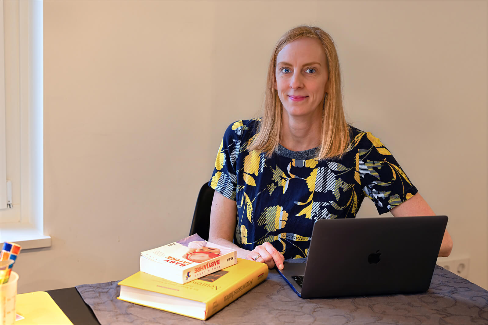 Dr. Sylvia Wigge an ihrem Schreibtisch